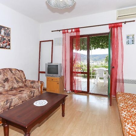 Holiday Home Marcelo-With Terrace Vinišće Buitenkant foto