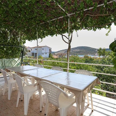Holiday Home Marcelo-With Terrace Vinišće Buitenkant foto
